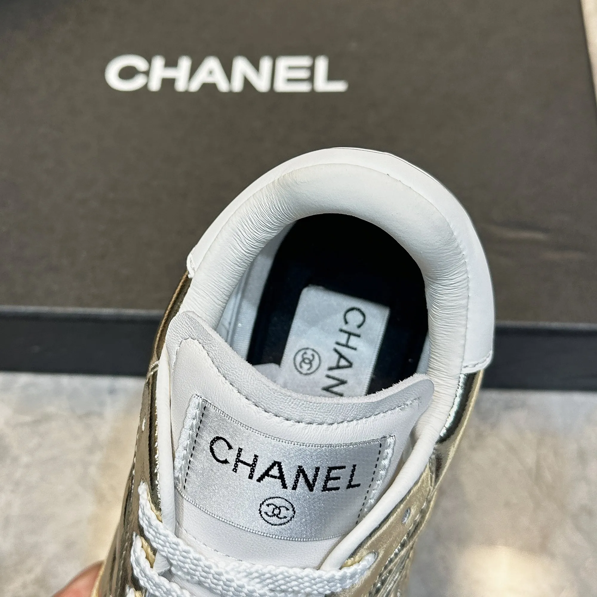 👟👟Ex-factory price 560👟👟 Chanel Chanel - 2024 counter top casual sports shoes This classic design; the upper is electro-embroidered with a variety of techniques; the outsole is fashionable and sporty; it is unusual to incorporate a variety of color matching elements... The diversified mix and match is very beautiful and versatile, casual, fashionable, sports and outdoor can be taken into account... ꫛꫀꪝ Go➫ Material: ❶Upper is made of: Original imported mixed-breed sheep ❷Inside made of: original imported breathable sheepskin ❸Outsole based on: original TPU outsole Full set of boutique packaging for women 35–41